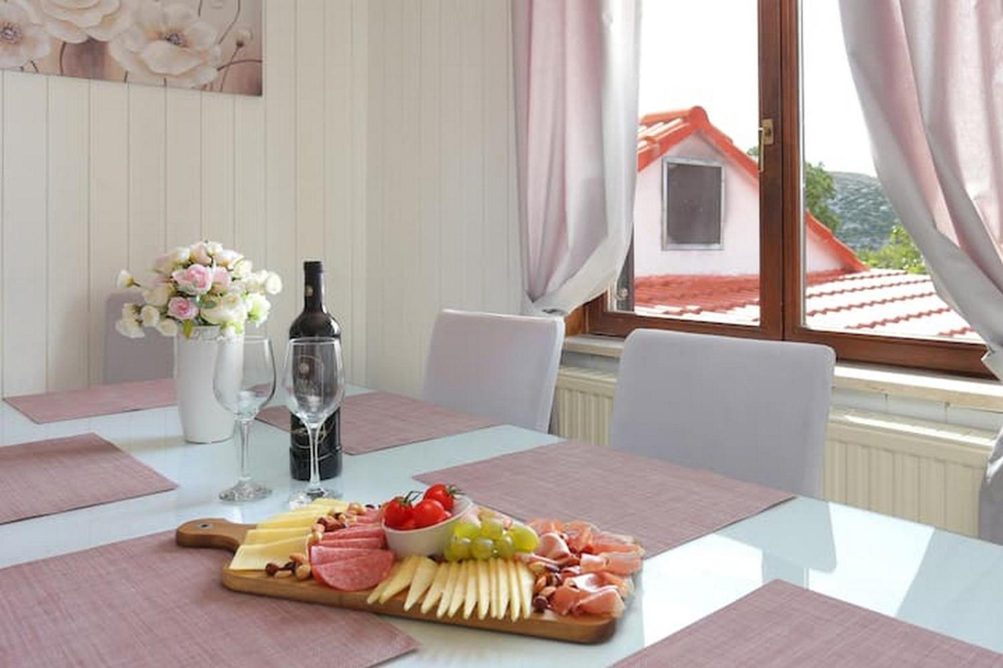 Holiday Home Mons Aureus Gornje Sitno Exteriör bild