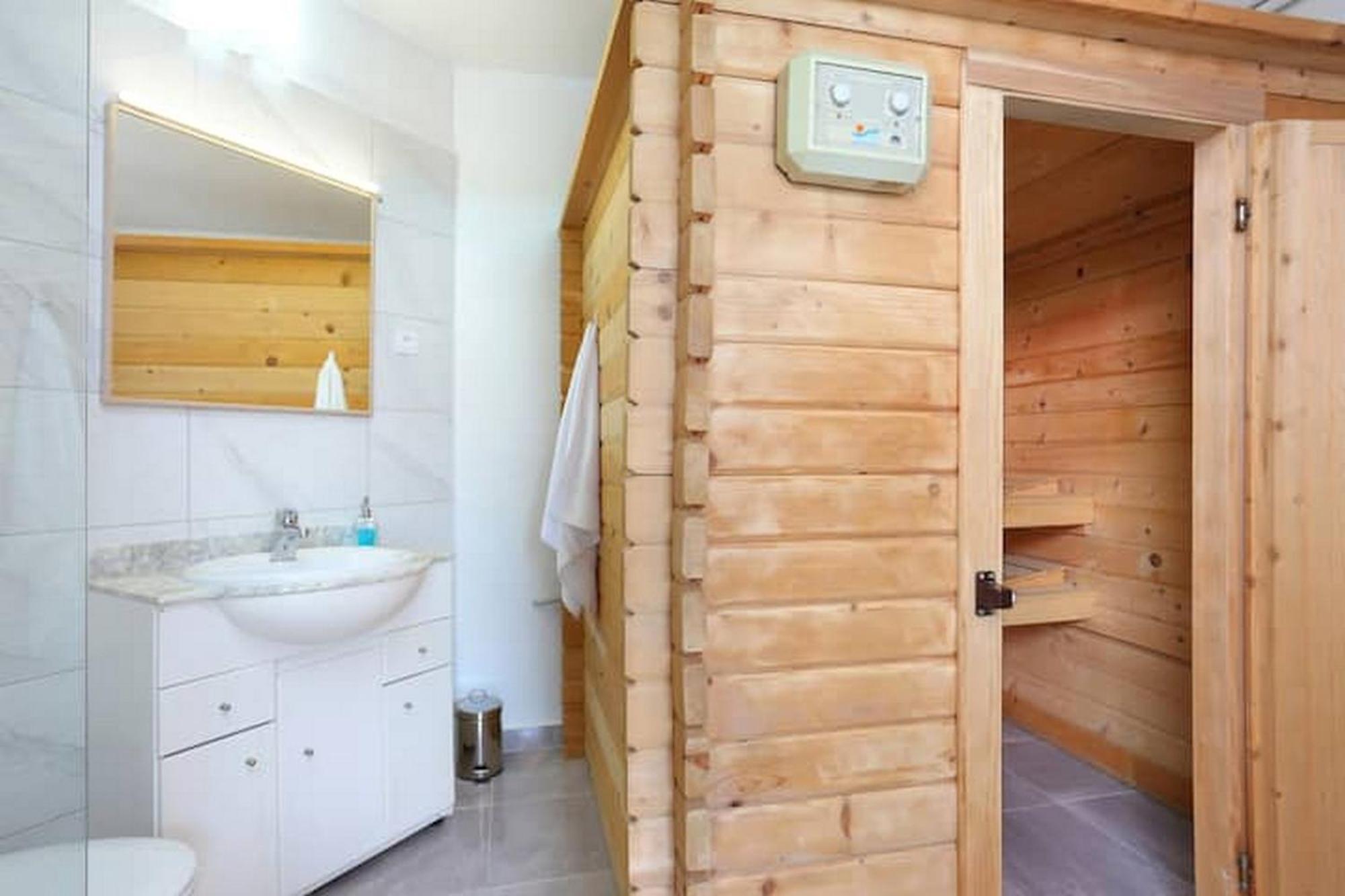 Holiday Home Mons Aureus Gornje Sitno Exteriör bild
